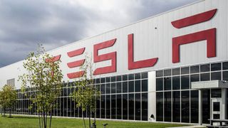 Das US-Unternehmen Tesla will in der Fabrik in Brandenburg künftig rund 500.000 Autos im Jahr bauen.  (Bild: Tesla)