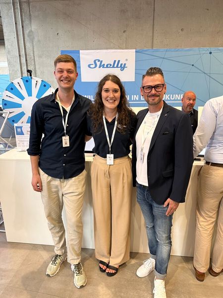 Julia Jansen (ALLNET) mit Maximilian Kaufmann und Mario Berndorfer (KOSATEC). (Bild: Vogel IT-Medien GmbH)