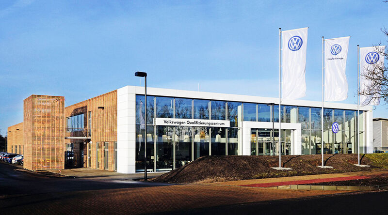 Theorie und Praxis eng verknüpft: Die Konzeption des neuen Qualifizierungszentrums erfüllt Herstellerangaben zufolge alle Ansprüche an eine moderne Trainingsumgebung. (Foto: VW)