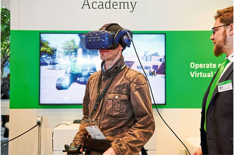 VR-Messeeinsatz auf der Bauma 2019: Sennebogens Raupentelekran ist für Standbesucher virtuell erlebbar.