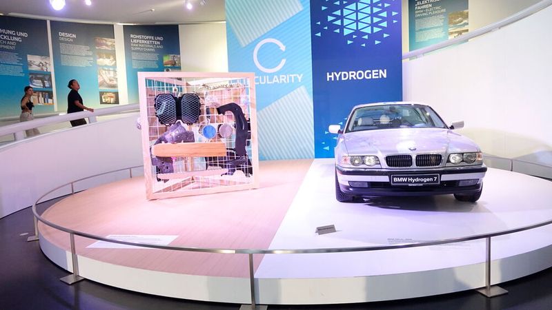 Der Großteil des BMW-Museums ist in einem 2008 eröffneten Neubau beheimatet. Das alte, einst 1973 eröffnete erste Museum („die Schüssel“), ist heute Standort für wechselnde Ausstellungen. Aktuell sind dort Exponate zum Thema alternative Antriebe sowie ...  (Bild: Dominsky – VCG)