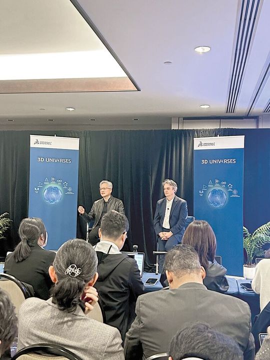 Jensen Huang (li.), CEO von Nvidia, und Pascal Daloz (re.), CEO von Dassault Systèmes, an der Pressekonferenz im Anschluss an die Bekanntgabe der Partnerschaft zwischen den beiden Unternehmen.(Bild:  Marina Hofstetter)