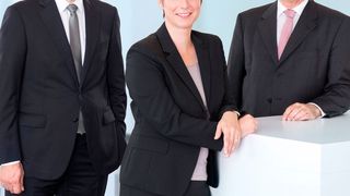 Die Geschäftsführer Florian Hermle, Katrin Stegmaier-Hermle und Michael Unger (v.l.) sind mit der Entwicklung von Balluff zufrieden. (Balluff)