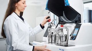With the new Planetary Ball Mill PM 300, Retsch has added another model to the comprehensive ball mill range which, thanks to elaborate features, makes every day work in the lab easier. (Source: ©OliverBellendir)