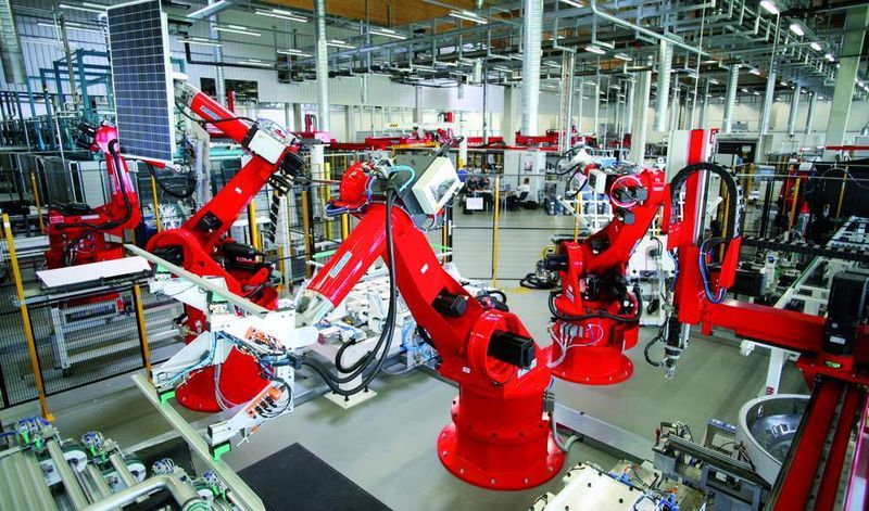 Die komplette Montage der Solarmodule wird von Robotern ausgeführt.  Bild: Reis (Archiv: Vogel Business Media)