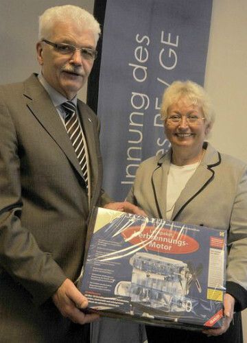 Dieter Paust, Hauptgeschäftsführer des Kfz-Landesverbandes NRW, überreicht Dietlinde Stüben-Endres, Obermeisterin der Vestischen Inunng, einen Technikbaukasten. (Foto: Zietz)