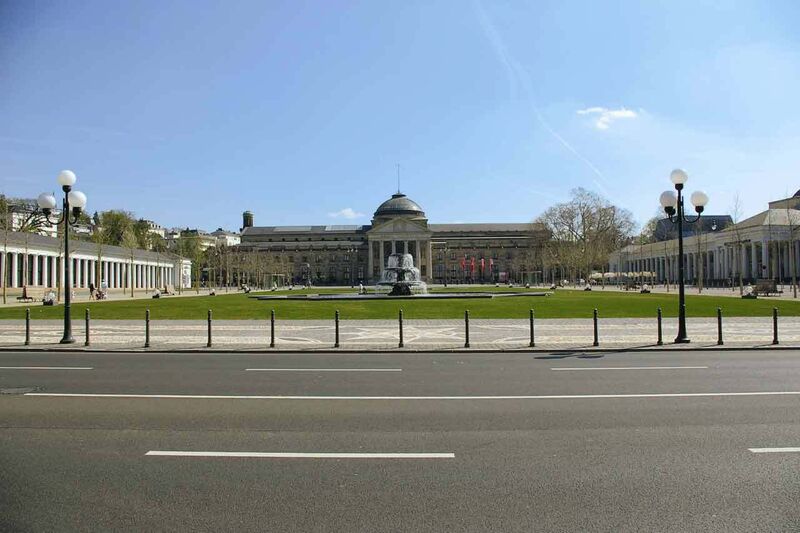 Blickpunkt. Eines der schönsten Wiesbadener Wahrzeichen: das auf Wunsch Kaiser Wilhelms II. erbaute Kurhaus (Archiv: Vogel Business Media)