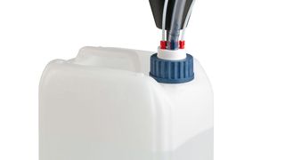 Mithilfe der Safety-Waste-Caps lassen sich Lösungsmitteldämpfe sicher am Sammelbehälter blockieren. (Bild: Scat Europe)