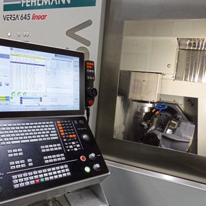 Die Mitarbeiter bei Dohlen & Krott sind nicht zuletzt wegen des großen Bildschirms der Heidenhain-Steuerung von der Versa 645 linear begeistert.(Bild:  Fehlmann AG)