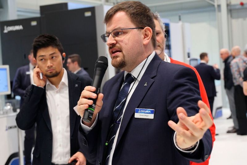 Sachkundige Führungen zu den Anwendungen im Solution Center und im Showroom gaben einen Einblick in die Vielfalt der auf Okuma-mMaschinen bearbeiteten Teile. (Bild: Maschinenmarkt/rw)