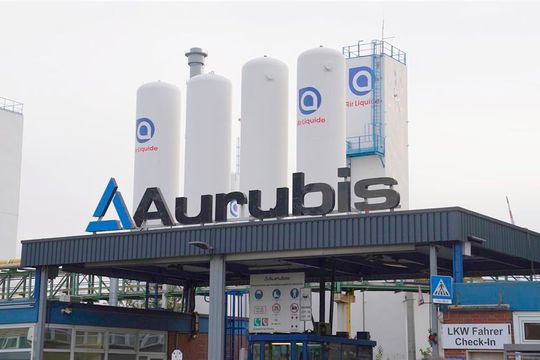 Letzte Woche wurde der Metallrecycler Aurubis erneut das Opfer von Dieben. Es könnten Edelmetalle im Wert von einigen Millionen fehlen. Das hat Auswirkungen auf die Bilanz und den Aktienkurs. Von den Tätern fehlt bisher jede Spur, hat die dpa erfahren. Letzte Woche wurde der Metallrecycler Aurubis erneut das Opfer von Dieben. Es könnten Edelmetalle im Wert von einigen Millionen fehlen. Das hat Auswirkungen auf die Bilanz und den Aktienkurs. Von den Tätern fehlt bisher jede Spur, hat die dpa erfahren.