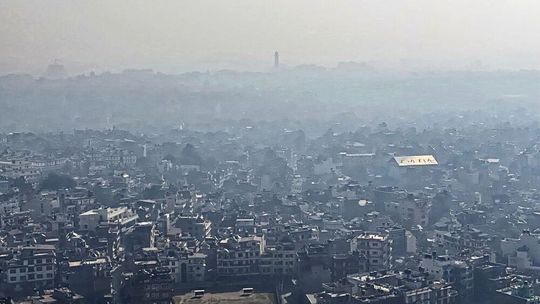 Smog über Kathmandu, Nepal. Die Millionenmetropole in einem Talkessel des Himalayas gilt als eine der Städte mit der größten Luftverschmutzung weltweit.(Bild:  Ajit Ahlawat, TU Delft)