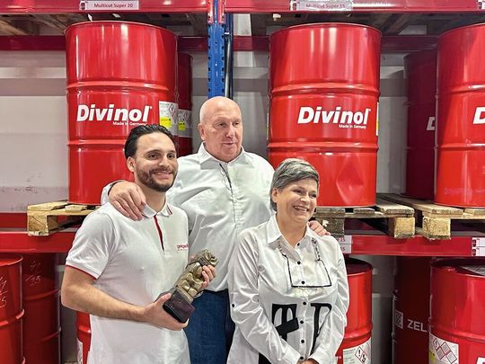 Chez Geiger SA, entreprise familiale biennoise et qui le revendique, le trophée du SIAMS gagné en 1994 est toujours une fierté à présenter. De g. à dr. William, Charles et Martha Krebs devant leur réserve de lubrifiants et solvants industriels.(Source :  MSM)