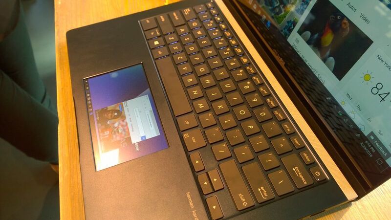 Das Asus Zenbook Pro 14 mit Screenpad in Aktion: Das Touchpad ist hier als kleines Zweitdisplay aktiv. (Vogel IT-Medien)