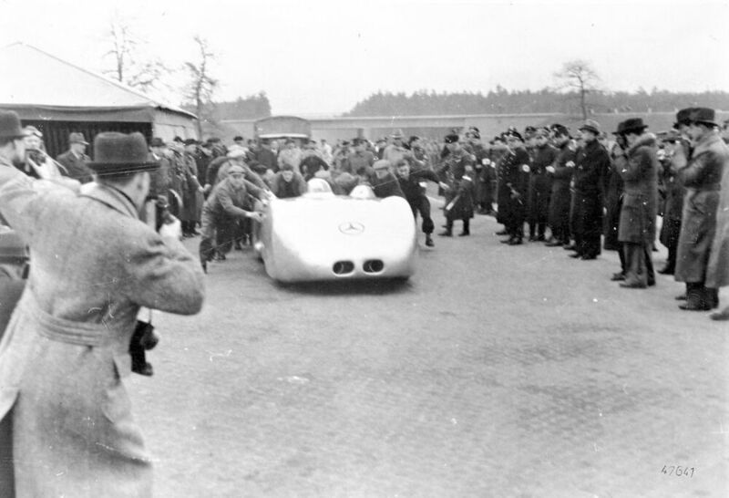 Mercedes-Benz Rekordwagen W 125, am Steuer Rudolf Caracciola. Rekordfahrt am 28. Januar 1938 auf der Autobahn zwischen Frankfurt am Main und Darmstadt. Die Marke erzielt am 28. Januar 1938 auf öffentlicher Straße eine Geschwindigkeit von 432,7 km/h. (Daimler)
