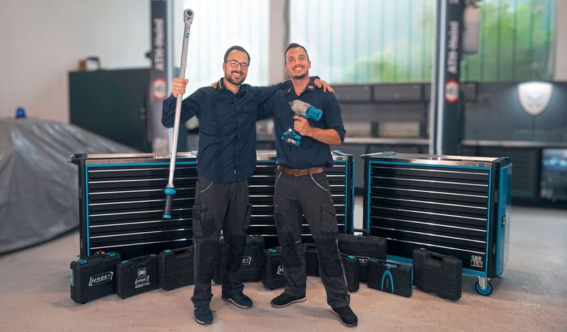 Marco ten Hagen (li.) und Christian Cloppenburg vom Schrauberblog verschicken wieder Ehrenschrauber-Zeugnisse.(Bild:  Schrauberblog)