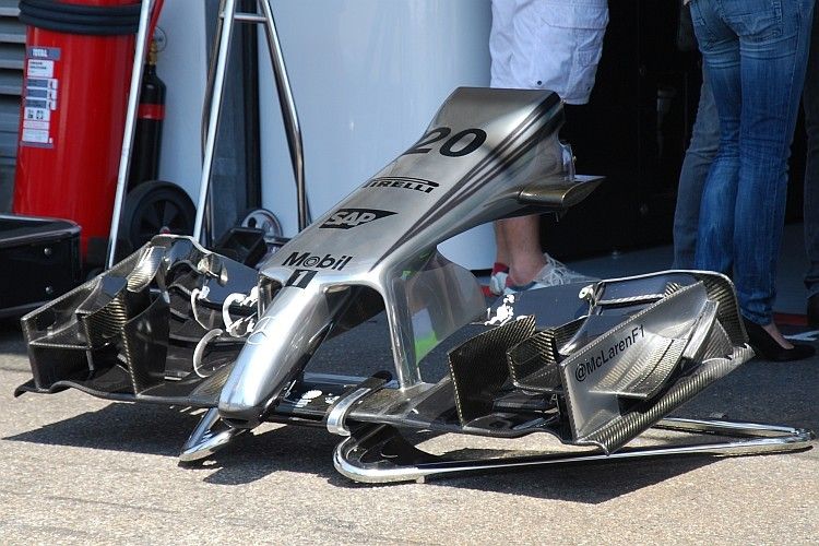 Trotz aller ausgefeilten Aerodynamik fahren die Autos auch schnell, wenn ein paar Teile fehlen – wie Lewis Hamilton in Hockenheim zeigte. (Foto: Rosenow)
