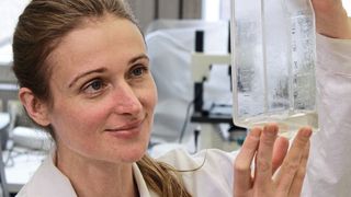 Lena König, Erstautorin der Studie und Doktorandin am Zentrum für Mikrobiologie und Umweltsystemwissenschaft, untersucht die Wechselwirkungen zwischen bakteriellen Endosymbionten und dem Krankheitserreger Legionella pneumophila. (privat)