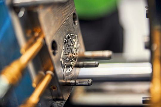 Für die Produktion des Steckmoduls in Reinraumqualität entwickelte 1zu1 ein durch Beschichtung dreieinhalbmal härteres Alu-Werkzeug, optimierte den Fertigungsprozess und prüfte die Qualität mittels Computertomographie. Für die Produktion des Steckmoduls in Reinraumqualität entwickelte 1zu1 ein durch Beschichtung dreieinhalbmal härteres Alu-Werkzeug, optimierte den Fertigungsprozess und prüfte die Qualität mittels Computertomographie.