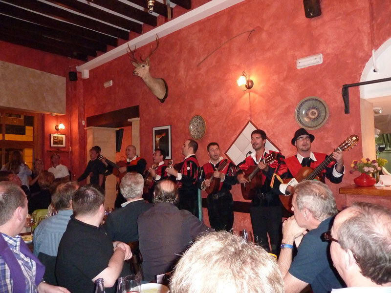 Geselliges Beisammensein in einer Tapas-Bar mit typisch mallorquinischer Musik. (Archiv: Vogel Business Media)
