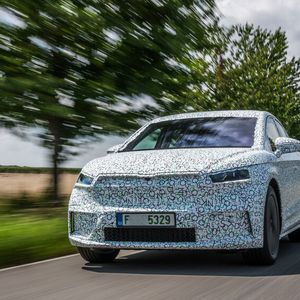Die Coupé-Form des Enyaq iV hat nicht nur ästhetische Vorteile, sondern auch funktionale. Der Fahrtwind kann das Auto besser umströmen. Heißt im Umkehrschluss: Der Enyaq wird effizienter, der Stromverbrauch sinkt und erhöht gleichzeitig die Reichweite.(Bild: Skoda)
