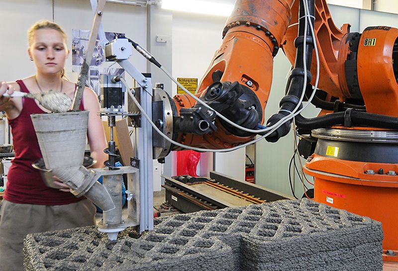 An der Versuchsanlage für additive Fertigung wird durch Extrusion von Holzleichtbeton ein multifunktionales Wandelement hergestellt. (K. Henke / TUM)