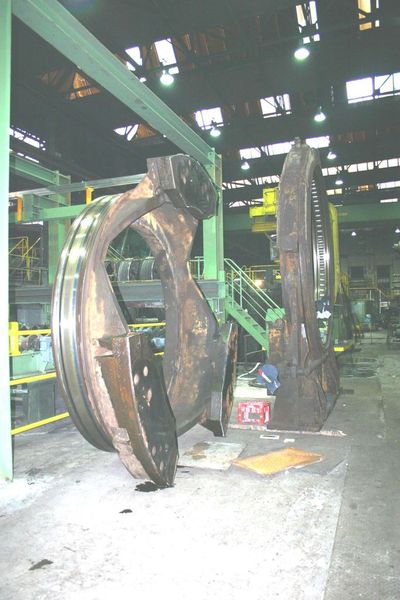 Der Stützring mit Lagerinnenring (links), das Lagergehäuse mit Rollen, Käfig und Außenring (rechts).  (Bild: NKE Austria)