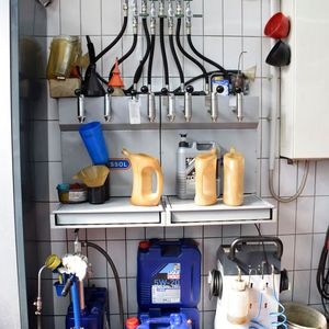 Professioneller Ölverteiler: Die Ölversorgung der Werkstatt ist eine Eigenkonstruktion des Geschäftsführers.(Bild:  »kfz-betrieb« / Rubbel)