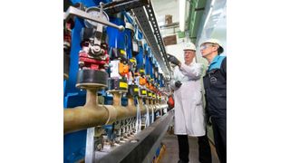 Prüfende Blicke während eines Stillstands an der Demonstrationsanlage in Leverkusen: Hier wurde die Sauerstoffverzehrkathoden-Technologie seit Jahren weiterentwickelt und intensiv getestet. (Covestro)