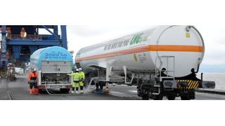 VTG hat in Kooperation mit Chart Ferox und Primagas im Elbehafen der Brunsbüttel Ports erstmals den LNG-Kesselwagen mit tiefkalt verflüssigtem Erdgas (Liquefied Natural Gas, LNG) beladen. (Bild: VTG)