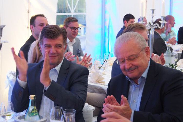 Unter den Gästen fanden sich auch DAT-Geschäftsführer Jens Nietzschmann (li.) und ZDK-Präsident Jürgen Karpinski. (Richter)