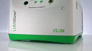 Zur direkten und schnellen Stabilitätsanalytik von Dispersionen und Partikelcharakterisierung vereint der neue Multiwellenlängen-LUMiSizer 65x zwei unterschiedlichen Lichtquellen in ein Gerät (Bild: LUM)