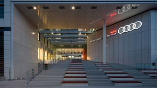 Konkrete Zahl! Angesichts der wirtschaftlichen Lage, will Audi in nächster Zeit rund 7.500 Stellen streichen. Das soll aber so sozialverträglich ablaufen, wie es eben geht. Hier einige Informationen zu Wie und Warum ... (Bild: Audi)