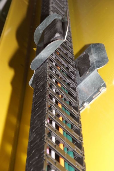 Zwei automatisch betätigte Wippen in den Rinnensegmenten halten die Energiekette. (Archiv: Vogel Business Media)