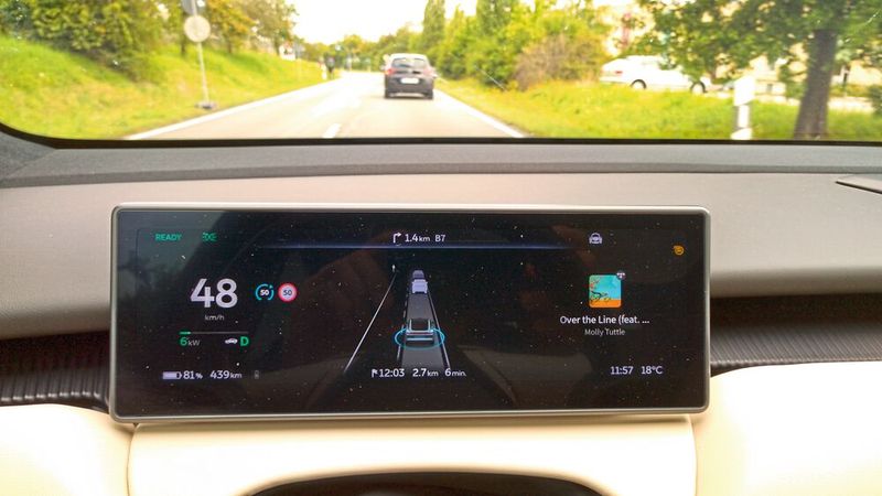 Bei aktiviertem Fahrspurassistenten muss eine Hand ans Lenkrad. Schön: Die Hand wird kapazitiv erfasst. Es reicht, die Hand in den Lenkradkranz zu legen – Lenkkräfte sind nicht notwendig. (Bild: Thomas Günnel/Automobil Industrie)