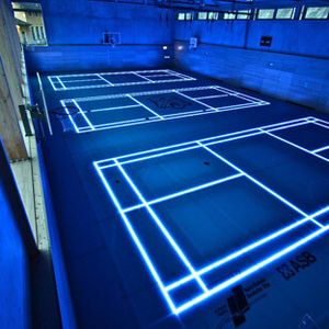 Dank der blauen Farbe wirkt das Spielfeld mystisch