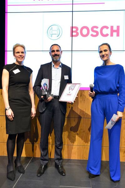Der »Digital Transformer of the Year« in der Kategorie Industrie ging an die Robert Bosch GmbH, vertreten durch Steffen Schmickler, Vice president Costumer Success, Marketing & Communications. (Paul Knecht/storytile)