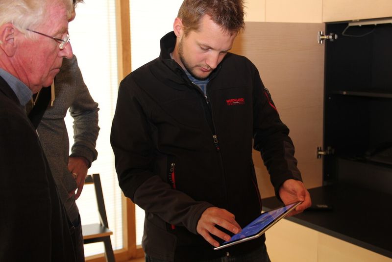 Ein Student demonstriert die Funktionen am Tablet. (Bild: Schäfer)