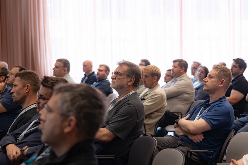 Synaxon-Partner hören gespannt zu. (Bild: Synaxon)