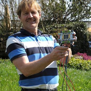 IBM-Wissenschaftler Dr. Bruno Michel  mit dem receiver design package, dem Kernstück des High Concentration PhotoVoltaic Thermal (HCPVT)-System