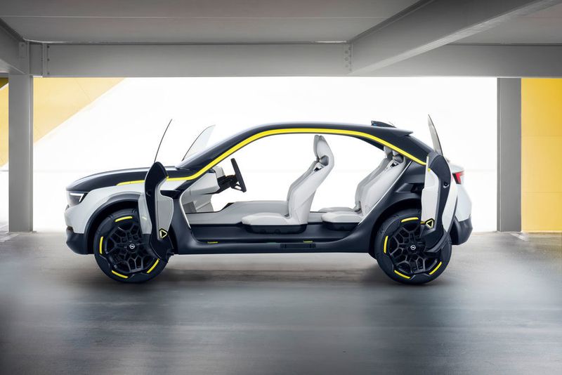 Der GT X Experimental soll nicht vollautonom Fahren, bietet aber Level 3-Funktionen des autonomen Fahrens an. Das heißt, er kann zwar selbstständig fahren, der Fahrer muss aber auf Nachfrage reagieren und eingreifen können. (Opel)