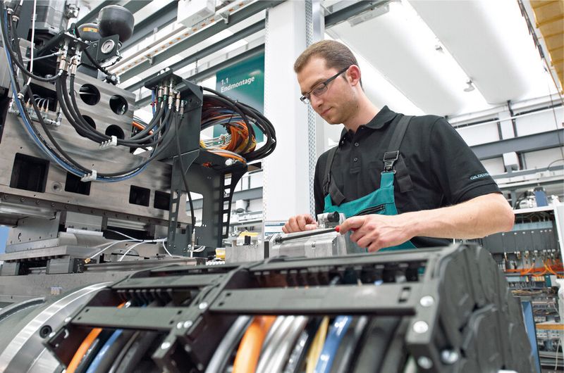 Torge Witt montiert bei der Gildemeister Drehmaschinen GmbH in Bielefeld den Z-Antrieb einer CTV 250 DF. (Gildemeister)