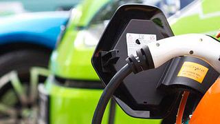 Was tun mit gebrauchten E-Autos? Die Vermarktung könnte angesichts neuer Autogenerationen schwierig werden, die Restwerte könnten rasant verfallen. (Bild: KIT)