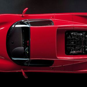 Die Karosserie des Ferrari F50 besteht aus kohlefaserverstärktem Kunststoff.(Bild:  Ferrari)