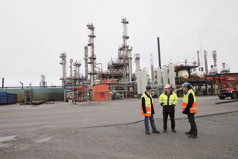 Jörgen Wrennfors (Siemens – from left), Tobias Andersson (Borealis) and Mats Hagman (Siemens) in front of the cracker plant in Stenungsund, which is online 24 hours a day. Reliable operating techniques are helping to guarantee availability. (Picture: Siemens)