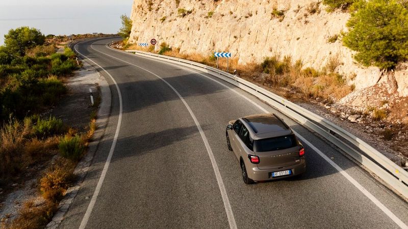 Auf Landstraßen war der B03X erfreulich sparsam unterwegs. (Bild: Leapmotor)