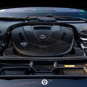 Der 6,0-Liter-V12-Motor leistet 612 PS.(Bild: Mercedes)