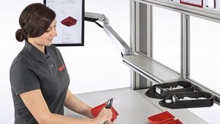 Schwenkbare Monitorarme ermöglichen eine individuelle Positionierung von Bildschirmen. Dadurch werden Zwangshaltungen vermieden. (Item)