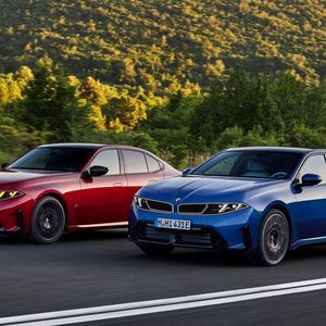 Äußerlich ähneln sich der neue Verbrenner-3er (links) und die elektrische Neue Klasse sehr. Sie basieren aber auf zwei unterschiedlichen Fahrzeugplattformen. (Bild: BMW)