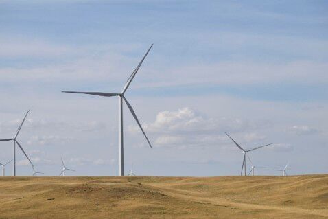 Fig. 1. SiC topologies stabilize modern transmission networks, allowing wind power and other intermittent renewables to interface through highly responsive, grid-forming conversion systems. (Source:  Pixabay)